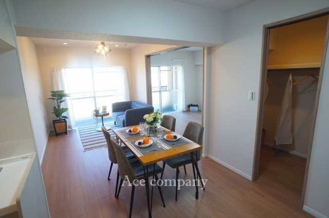 【居間・リビング】 | 住吉ニューライフ | 【LDK：13.5帖】リビングにファミリークローゼット完備です！