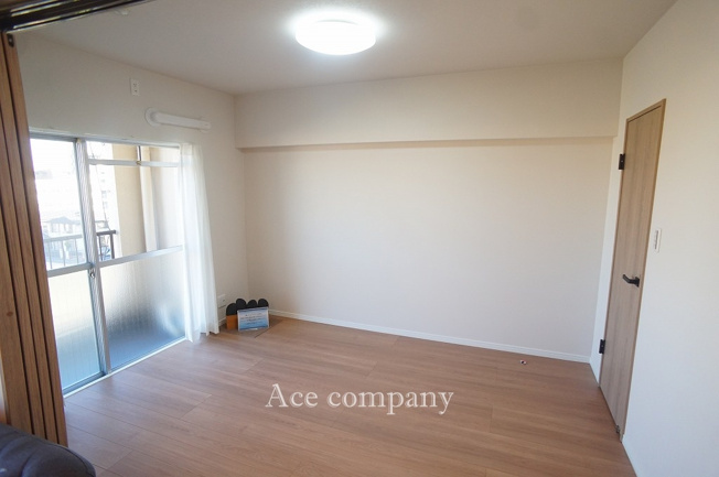 【内装】 | 住吉ニューライフ | 【洋室6帖】バルコニーに面したお部屋です☆