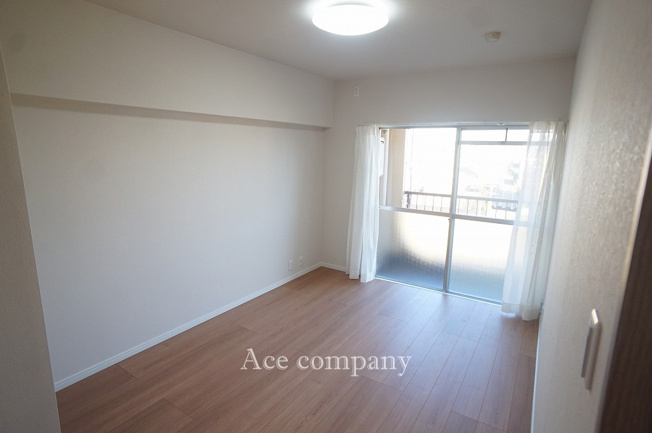 【子供部屋】 | 住吉ニューライフ | 【洋室：東側6.3帖】バルコニーに面したお部屋です☆