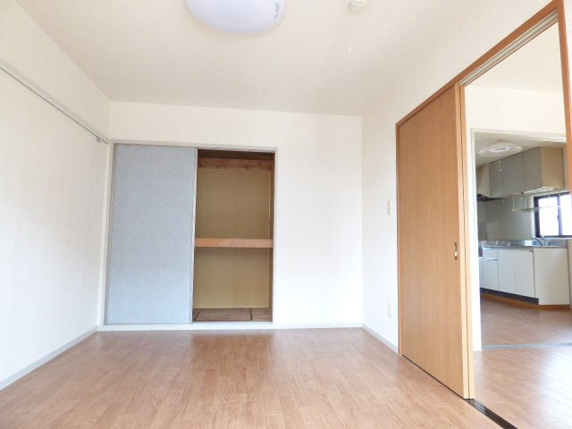 クレセントCの洋室|明るい洋室です