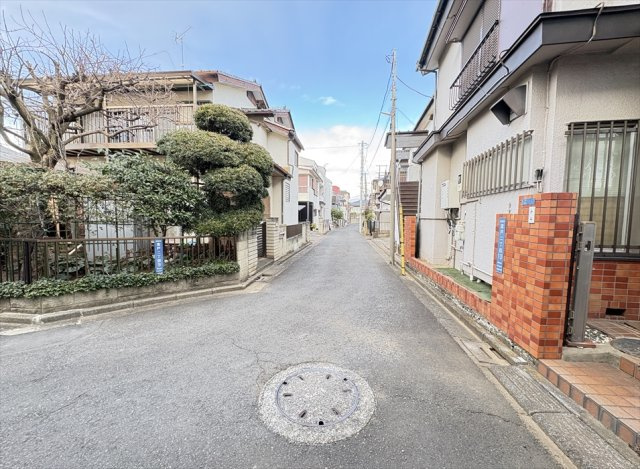 【前面道路含む現地写真】 | 朝霞市宮戸2丁目　建築条件なし売地　全1区画　(志木本店) | 前面道路の様子