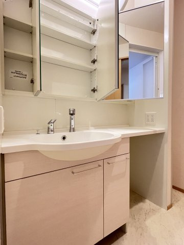 ムーンファクシの洗面所|独立洗面台　鏡裏側収納にたくさん入ります