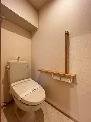 ムーンファクシのトイレ|収納棚、温水洗浄暖房便座付き