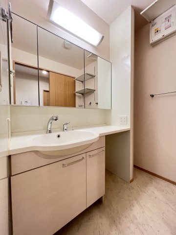 ムーンファクシの洗面所|室内洗濯機置場／便利な棚付き