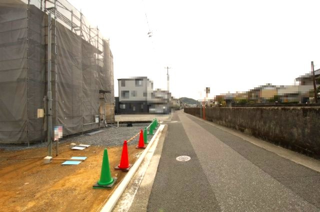 南万々　新築戸建　A号地（全4区画）の前面道路含む現地写真