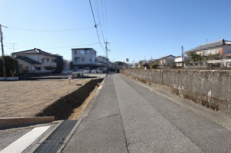 南万々　建築条件付き　売土地　A号地（全4区画）の前面道路含む現地写真