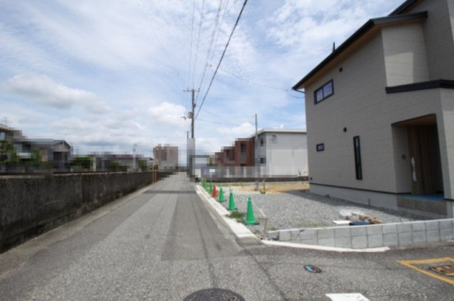 南万々　新築戸建　A号地（全4区画）の前面道路含む現地写真