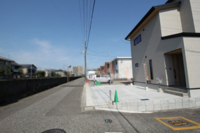 南万々　新築戸建　A号地（全4区画）の前面道路含む現地写真