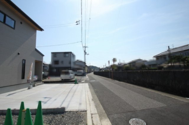 南万々　新築戸建　A号地（全4区画）の前面道路含む現地写真
