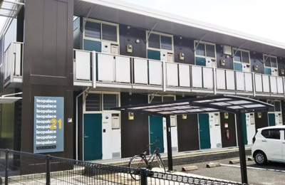 【外観】 | レオパレスＯＲＡＳＩＯＮ | 「０円で入居も可能♪」お得にお探しするなら不動産すまラボにお任せ下さい♪
〇現地待合わせOK　〇LINE対応可　〇他社物件持込ＯＫ
〇遠隔契約OK　〇お値引き喜んで♪皆様のお問合せをお待ちしています♪