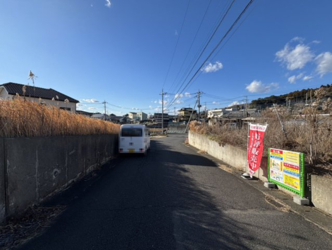 石名坂町　売地の前面道路含む現地写真