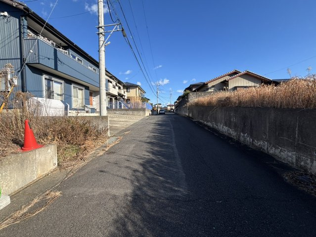 石名坂町　売地の前面道路含む現地写真