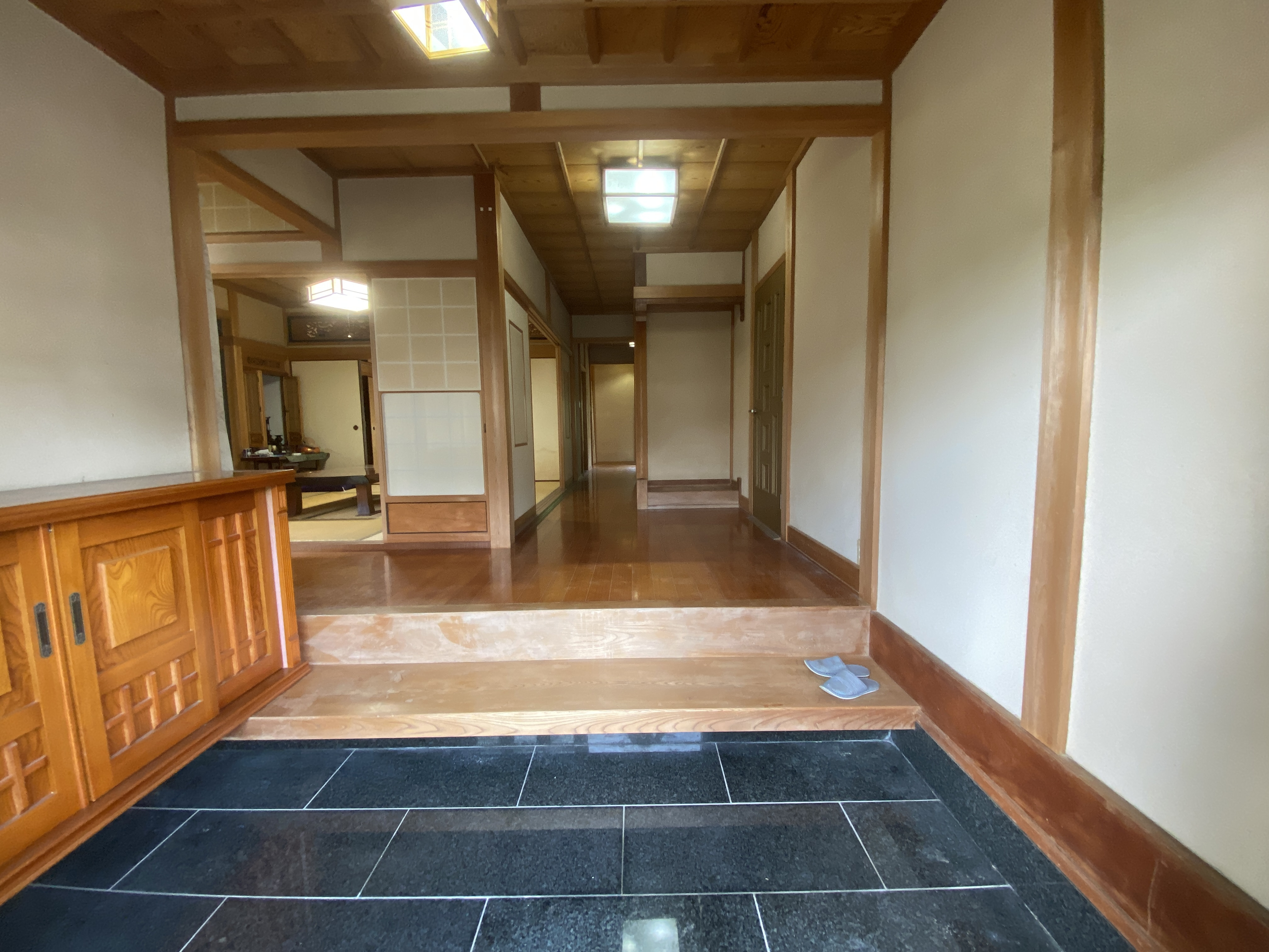 丹波市氷上町油利の中古一戸建の玄関