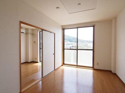 【内装】 | エルシャルマン | 明るい室内です