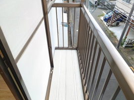 暖かな日差しのふりそそぐバルコニー