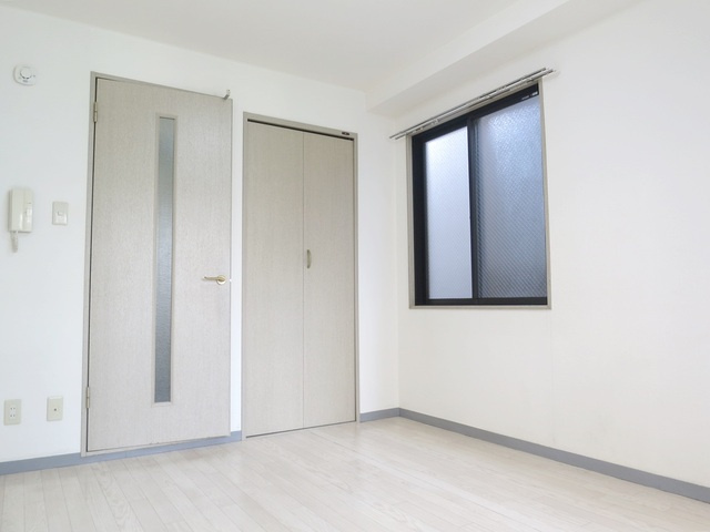 グレースリセの居間・リビング|別アングルから見た洋室です(＊^ｕ^＊)