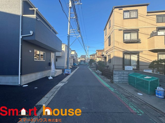 綾瀬市上土棚北　新築2棟の前面道路含む現地写真|お住まいの前面道路が広いと駐車が楽になり、陽当たりも遮られないので明るく居心地の良いお家になります♪