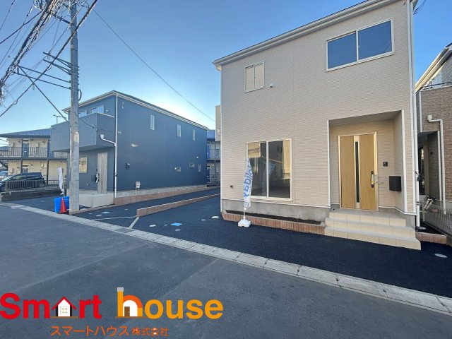 綾瀬市上土棚北　新築2棟の外観|外壁が周囲の街並みと青空に生えるお洒落な仕上がり！周囲には高い建物のないエリア。青い空が大きく感じますね。