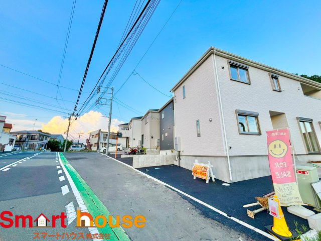 伊勢原市高森　２棟の前面道路含む現地写真|お住まいの前面道路が広いと駐車が楽になり、陽当たりも遮られないので明るく居心地の良いお家になります♪