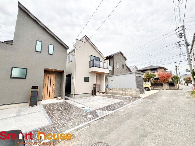 相模原市南区東林間　新築2棟の前面道路含む現地写真|お住まいの前面道路が広いと駐車が楽になり、陽当たりも遮られないので明るく居心地の良いお家になります♪