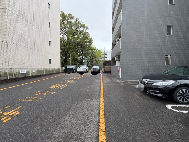 グローリ若宮の駐車場