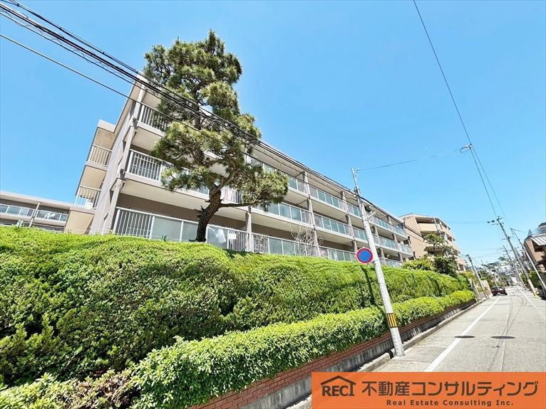 甲子園口ビューハイツ一号棟（北棟）の外観