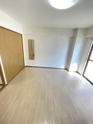 グリーンプラザ糸米の洋室|落ち着いた色調の洋室です