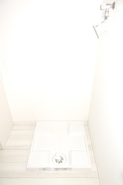 カルムプレイス東小岩の内装|室内洗濯機置場です。