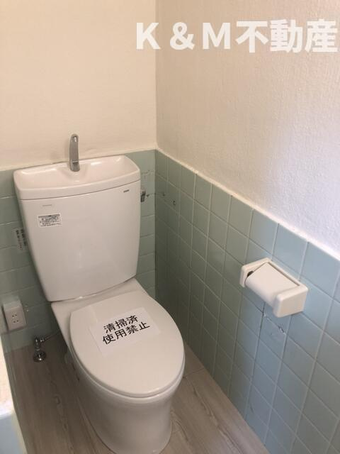 コーポラス旭のトイレ|落ち着いた色調のトイレです