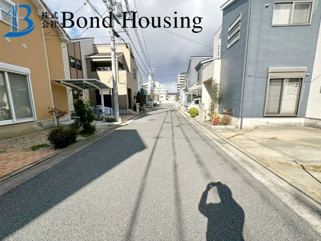LDK床暖房付き　リフォ済み　魚住町清水　良質戸建の前面道路含む現地写真