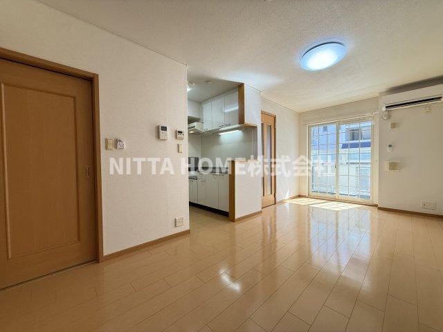 アルバローザの内装|日差しが差し込む明るいリビングルーム★