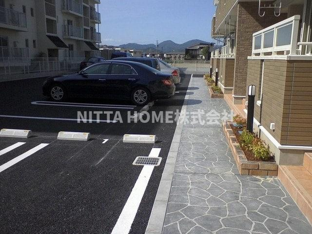 アルバローザの駐車場|敷地内の駐車場スペースです◆