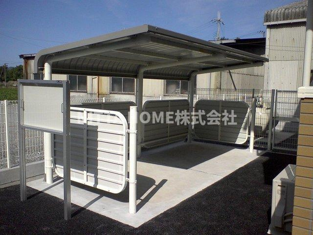 アルバローザのエントランス|敷地内に駐輪場、ゴミ置場完備しています♪