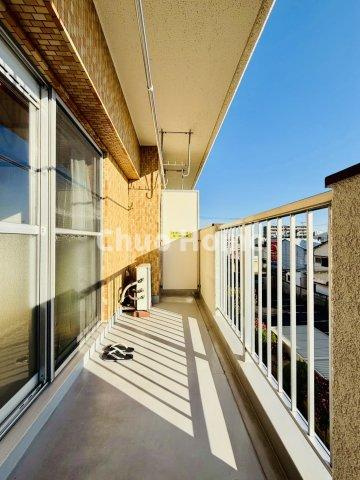 お花茶屋ローヤルコーポのバルコニー|【バルコニー】幅もあって、奥行きもあるゆとりのバルコニー。洗濯物を干したり乾かしたりだけでなく、ただ出てみるだけでも気持ちいいですよ。