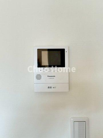 お花茶屋ローヤルコーポのセキュリティ|【モニターホン】誰が来たかすぐにわかるカラーモニター付きインターホン。通話ボタンを押すまでは室内の音は漏れていませんので相手を確かめてから応対できます。