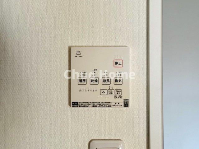 お花茶屋ローヤルコーポの内装|【浴室乾燥機】暖房・冷風・換気・乾燥が可能です。毎日を快適に過ごせるうれしい機能が揃っています。雨の日の洗濯物も安心です。