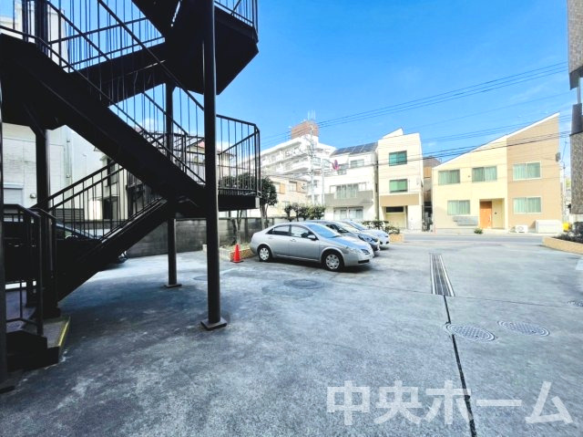 お花茶屋ローヤルコーポの駐車場|【敷地内駐車場】最新の空き状況や費用などの詳細は担当スタッフまでお問い合わせください。