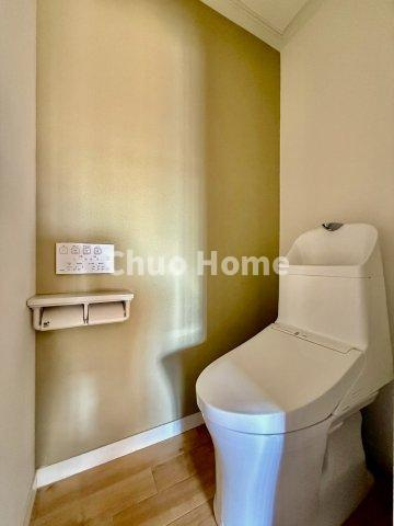 お花茶屋ローヤルコーポのトイレ|【トイレ】 収納スペースをしっかりと確保した温水洗浄便座機能付きトイレ。温水洗浄便座は清潔にお使いいただくための大切なアイテムです。