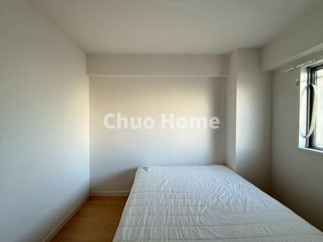 お花茶屋ローヤルコーポの洋室|【洋室】快適に過ごす条件は、一人ひとり違います。だからこそ飾り過ぎないシンプルな内装と偏り過ぎないデザインで統一しております。居住していく中でオーナー様だけの【マイホーム】に創り上げて下さい