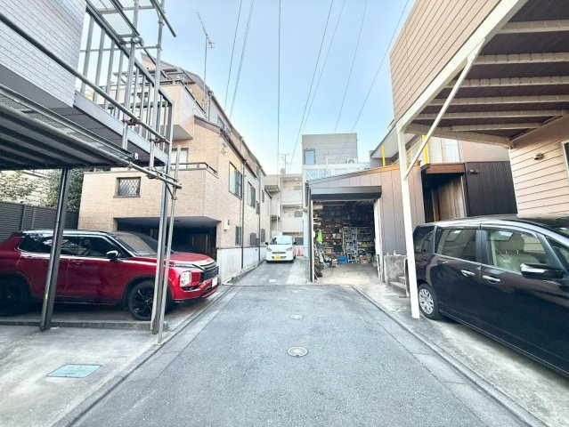 世田谷区上祖師谷2丁目　中古戸建の前面道路含む現地写真|2026.01.09撮影

現地ご見学希望・資料請求などお気軽にお問い合わせ下さい！
03-5990-5201
