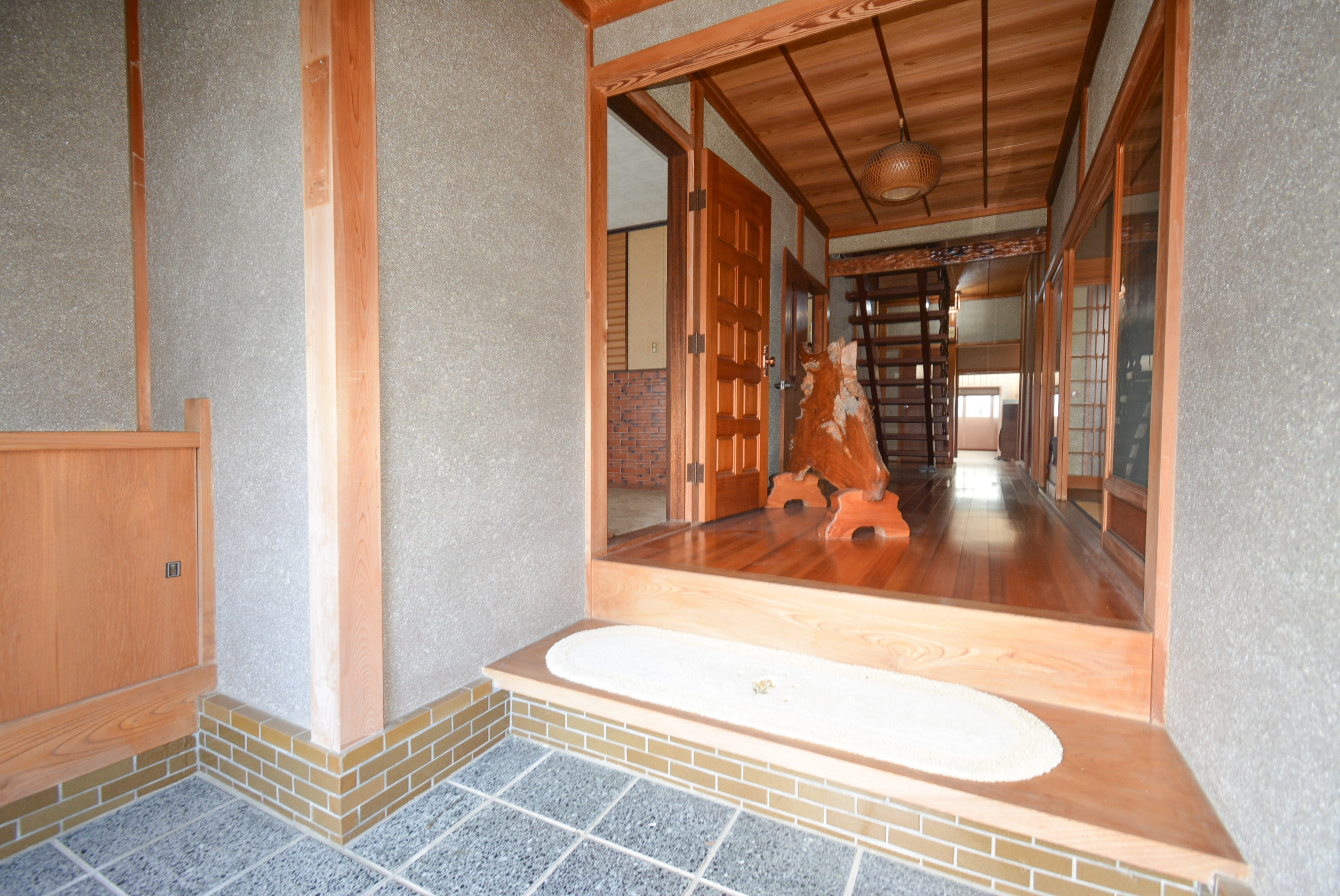 丹波市氷上町油利の中古一戸建の玄関