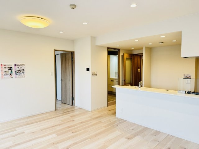 タウンズ八王子イーストウィングの居間・リビング|～16.4帖の明るいLDKで、家族団欒の時間をお過ごしいただけます～