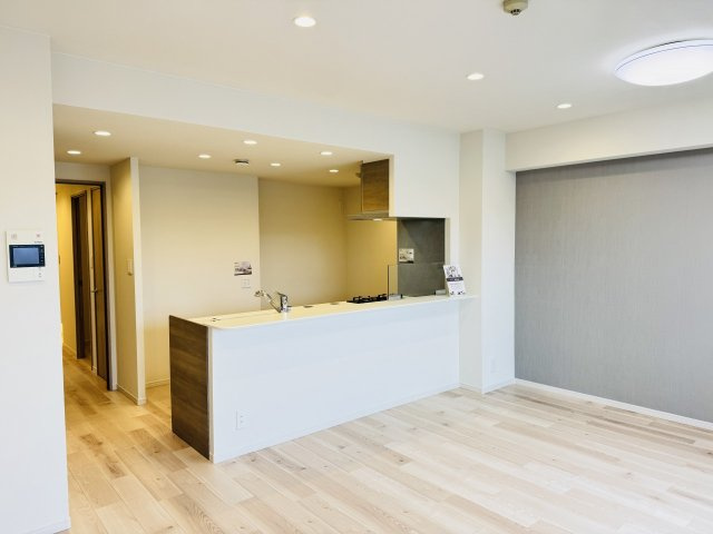 タウンズ八王子イーストウィングの内装|～グレーのアクセントクロスがオシャレなリビングダイニング～