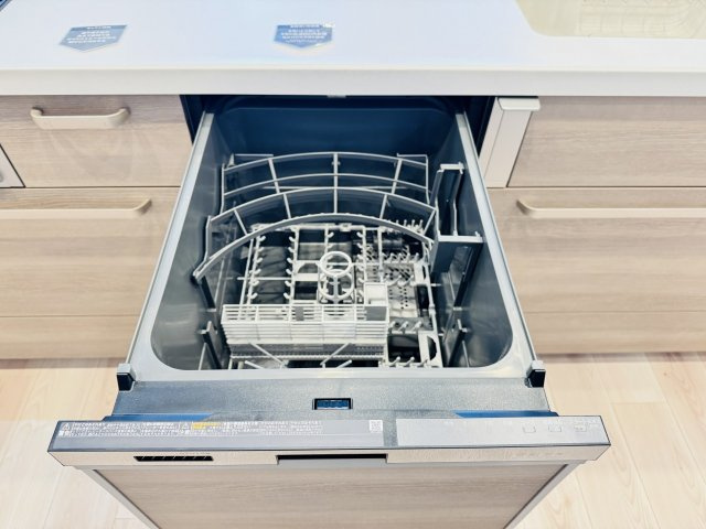 タウンズ八王子イーストウィングのキッチン|～食洗機付き　食事後の食器洗いはお任せ、家族でゆっくりとくつろげます～