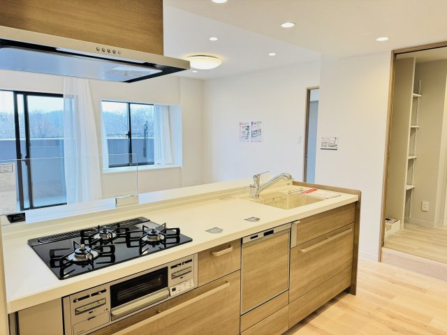 タウンズ八王子イーストウィングのキッチン|～リビング側の家族とコミュニケーションをとりやすいキッチンです～