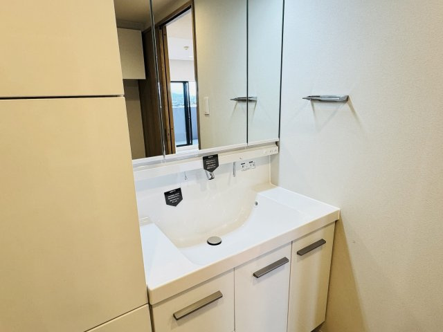 タウンズ八王子イーストウィングの独立洗面台|～新規交換済、３面鏡付きの独立洗面台　細々している物をスッキリ収納出来ます～