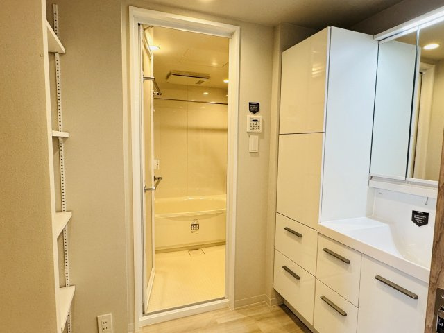 タウンズ八王子イーストウィングの脱衣所|～便利な可動棚や収納がタップリとある洗面所～