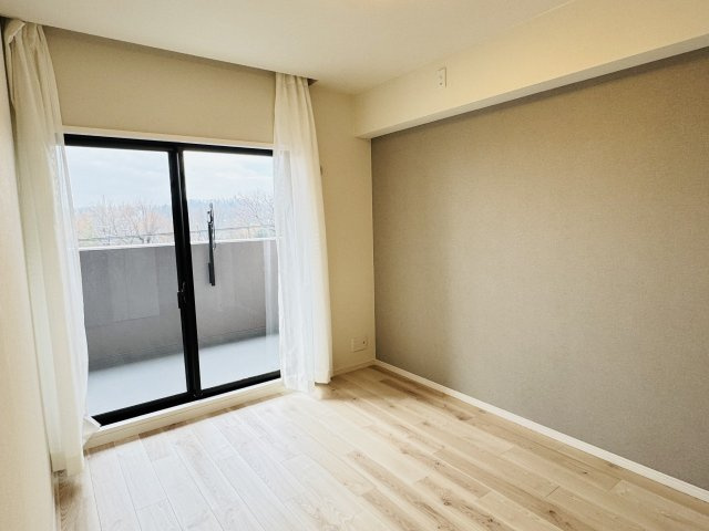 タウンズ八王子イーストウィングの洋室|～リビングに隣接している5.7帖の洋室です～