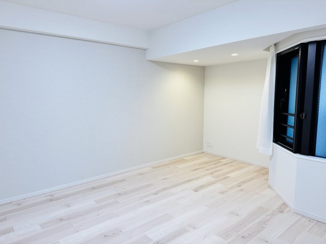 タウンズ八王子イーストウィングの寝室|～8.6帖の主寝室　ベッドなど大型家具のレイアウトもしやすい広さです～