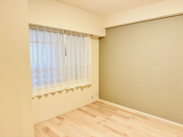 タウンズ八王子イーストウィングの子供部屋|～5.7帖の洋室　北側で落ち着いた環境づくりの出来るお部屋です～